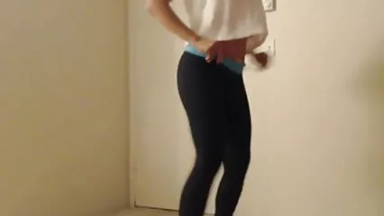האפרוח האדמוני לקח את הזין לאשכים עם סרטי סקס חינם לצפייה תחת.