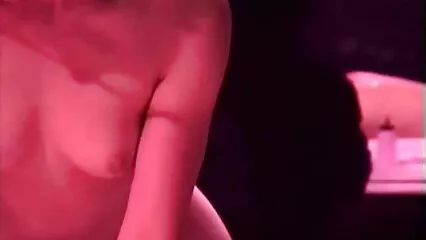 בחור אוהב מגלח בעדינות את הכוס של בחורה פורנו לצפייה חינם ומרגש אותה.