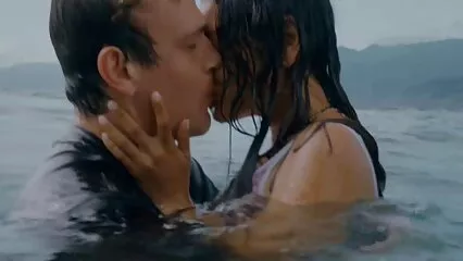 הילדה מכניסה דילדו סרטי סקס צפיה ישירה לתחת שלה בהנאה.