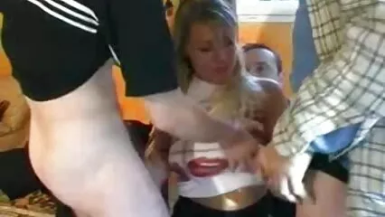 האפרוח שחור השיער פתח את הכובע סרטי סקס צפיה ישירה עבור הבחור על המיטה.