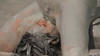 לילדה חסרת עכבות יש דילדו ענק סרטי פורנו לצפייה ישירה בחינם בתחת.