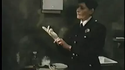 רבקה וולפטי הוולגרית נדפקת בתחת על ידי זכר צפייה ישירה בסרטי סקס עם זין עבה.