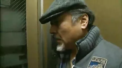 חברה מגונפת מזדיינת במגפיים, פורשת את רגליה פורנו נשים מבוגרות מוצצות לצפיה חינם לרווחה.
