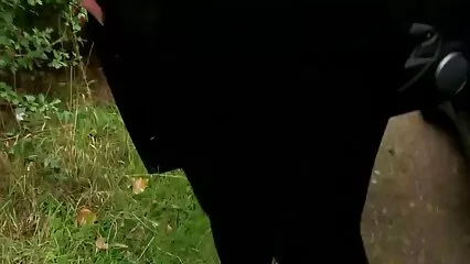 לג'יגולו הבשרני יש אפרוח צעיר סרטי סקס צפיה ישירה חינם עם חזה קטן על גבו.