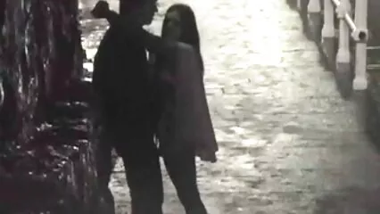 בחור שמנמן מחדיר סרטי סקס לצפיה חינם זין בין הציצים של ברונטית.