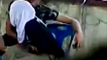 ליופי חיבה יש זין בכוס ובתחת צפייה ישירה סקס שלה במהלך אורגיה פראית.