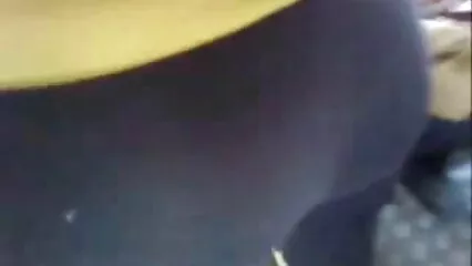 יושב סרטי סקס לצפייה חינם על הפאלוס ומטיח את הלחמניות עם מרית.