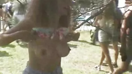 איש סרטי סקס לצפיה חינם קונוס מרשים מזיין חזה בתחת.