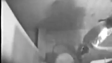 אפרוח חמוד וצר עין מלטף סרטי פורנו לצפיה ישירה חינם אישה שעירה באצבעותיה.