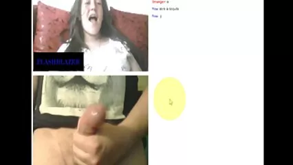 הילדה קופצת במהירות על איבר מינו צפייה ישירה סקס עבה.