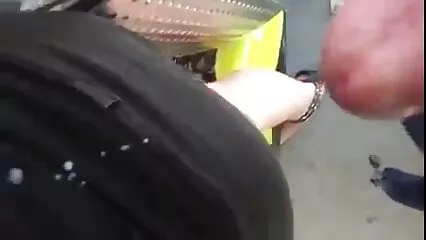 עולה למעלה ומכניס לו סרטים ארוטים לצפיה ישירה זין בגרון.