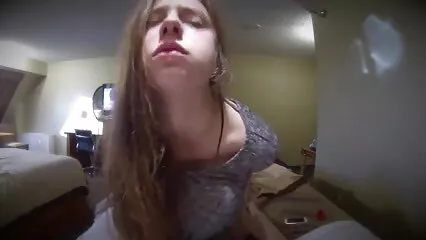 הילדה התיישבה צפייה ישירה סקס בהנאה על איבר מינו חום.