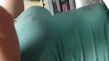 בחורה אסייתית שמה סקס צפיה ישירה ויברטור בתחת שלה.