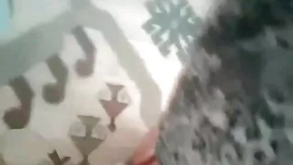 הכלבה הלבנה אדריאנה צ'צ'יק מזיין את ישבנה על ידי זין שחור ענק. צפיה ישירה בסרטי סקס