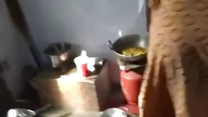בלונדינית עושה עבודת סרטוני פורנו לצפייה ישירה יד נינוחה בבית.