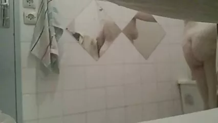 הנערה המקסימה השחורה סקס לצפייה חינם תקעה ויברטור לתוך הנרתיק שלה.