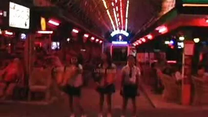 לאחר צפיה ישירה בסרטי סקס חינם מציצה שבוצעה היטב, הילדה התיישבה על זין עקום.