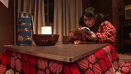 Fizruk בעל מבנה אתלטי מזיין תלמיד סקס לצפיה ישרה בחדר ההלבשה.