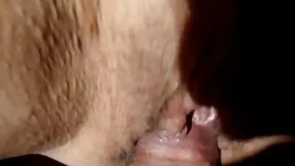 גבר מזוקן סרטים ארוטים לצפיה ישירה נדלק על ידי חזה מזוין במטבח.