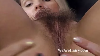 אפרוח מקועקע צפייה ישירה בסרטי סקס נותן את התחת לאסרטיבי.
