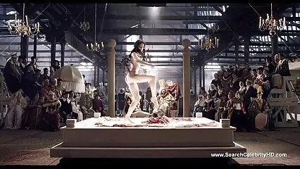 אפרוח צחוק צמוד פורשת את הכוס צפייה ישירה בסרטי סקס שלה.