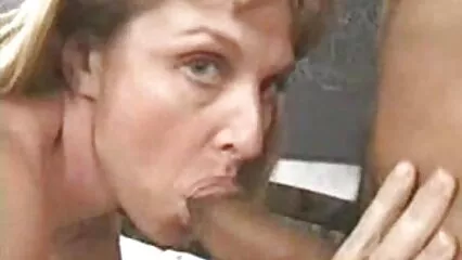 הוא צפיה בסרטי סקס חינם שתל בלונדינית בעלת עיניים גדולות בגרביים על המרק שלו.