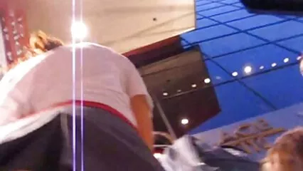 הפרש דפק צפיה ישירה סרטי סקס את האפרוח הכבול עם הפאלוס הזקוף.