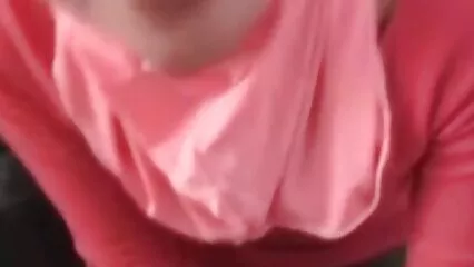 על סרטים ארוטים לצפיה ישירה הספה האדומה, השמנה טיפלה בעצמה ובאורגזמה שלה.