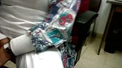מזיין בלונדינית חזה דרך סרטי סקס צפיה ישירה חינם חור במכנסיים שלה.