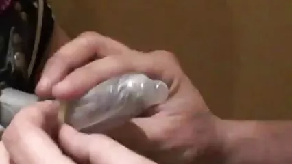 אישה סרטי פורנו לצפיה ישירה חינם קפדנית דפקה את בעלה בתחת עם ידיה וצעצועי מין.