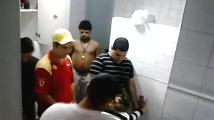 סטודנט קל דעת מזיין עם סקס צפיה ישירה חינם חתיך קירח.
