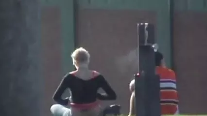 מאמן אתרי פורנו לצפייה ישירה בעל אופי מיני מזיין בחורה בזירה.