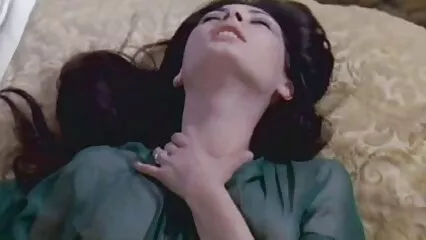 אישה יפה צפייה ישירה סקס שלל פחדן הרבה ויש לה זין.