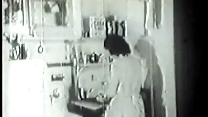 זונה עם ציצים סרטי סקס לצפייה חינם מגניבים ניתנת לפראייר נאיבי על המיטה.