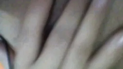 כלבה עצבנית מתנדנדת בכפפות לטקס צפיה ישירה בסרטי סקס שחורות זין