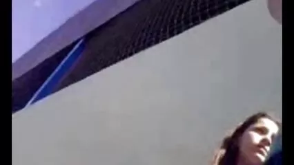 ילדה שעירה אסייתית צפייה ישירה בסרטי סקס יושבת על זין.