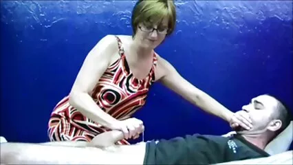 אישה עירומה מלקקת זין ומעשנת ממש על סרטי סקס לצפיה ישרה המיטה.