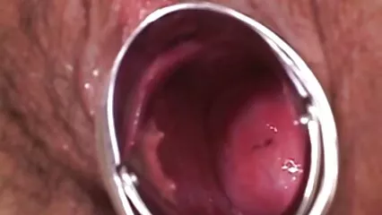 גברת מרהיבה סרטי סקס צפיה ישירה עם חליבות גדולות בזיון בצד שלה.