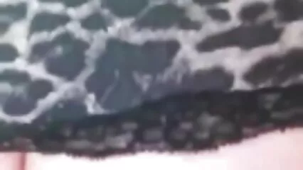 לגוזלה יפה יש צעצוע סרטי סקס צפיה ישירה מין מבצבץ בתחת שלה.