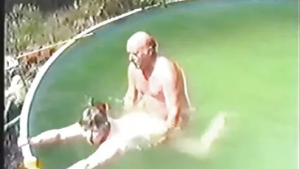 בחור מזיין אישה סינית פורנו לצפייה חינם עם גרביים שחורות סקסיות.