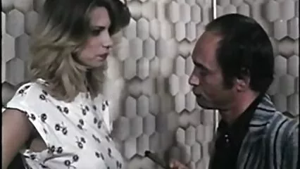פלבייאן דפק סרטי סקס חינם לצפייה נערה במחוך עם זין עומד.