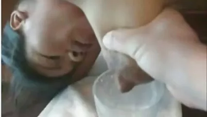 כלבה חזה מול המראה סרטי סקס לצפיה חינם בוחנת את גופה.