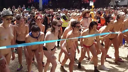 גבר פורנו נשים מבוגרות מוצצות לצפיה חינם נלהב מזיין שתי נשים בתפקידים שונים.