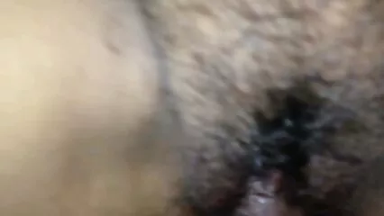 הבת החורגת עם ציצים הפנתה את ראשה ביסודיות לאב חורג תאווה. סקס חינם לצפייה